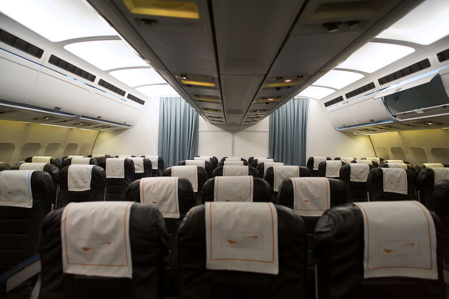 Çift Koridorlu Uçak Dekoru